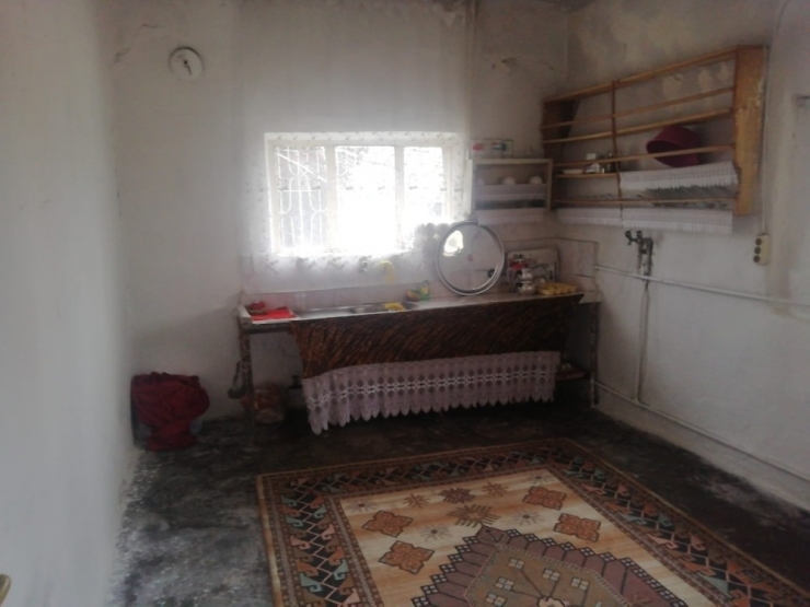 3 Çocuğu İle Yardım Bekleyen Kadına Hayırseverler Ve Belediye Elini Uzattı