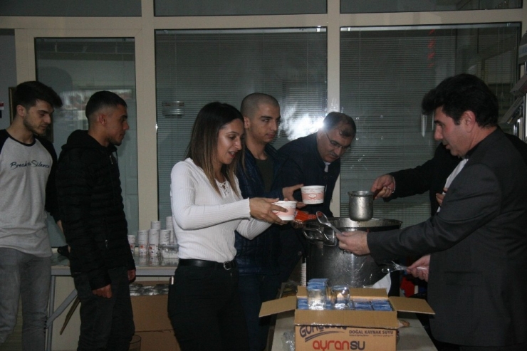 Başkan Bulut İle Rektör Karacoşkun Öğrencilere Çorba İkramında Bulundu