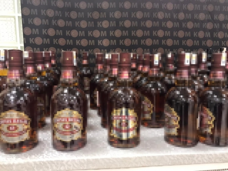 Durdurulan Araçtan Onlarca Kaçak İçki Çıktı