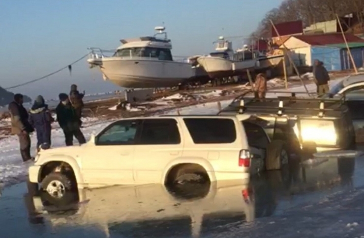 Rusya’da Buz Tabakası Kırıldı, 45 Araç Suya Battı