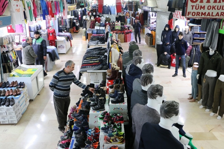 Sanal Alışverişe İlgi Artarken, Küçük Esnafa Azalıyor