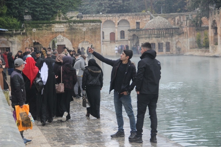 Balıklıgöl’e Gelen Vatandaşlar Balıkları Şemsiye Altında Besledi