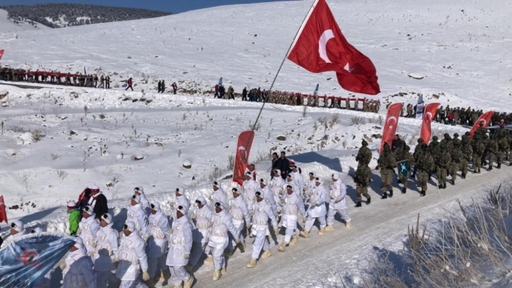 Sarıkamış Şehitleri On Binlerce Kişinin Katıldığı Yürüyüşle Anıldı