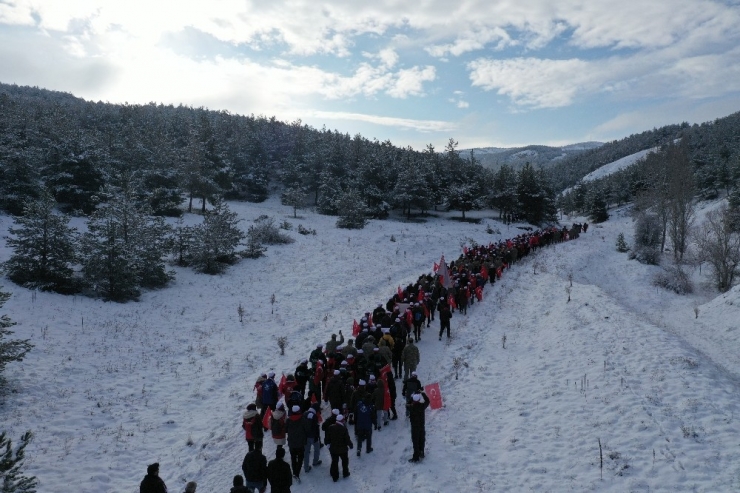 Eksi 7 Derecede 3 Kilometre Yol Yürüdüler