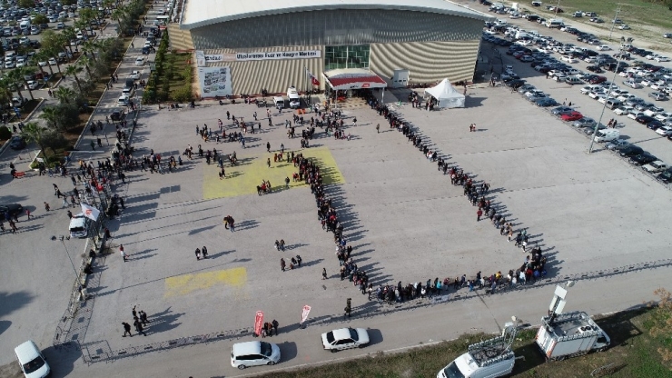 Adanalıların Kitap Aşkı Kuyruk Oluşturdu