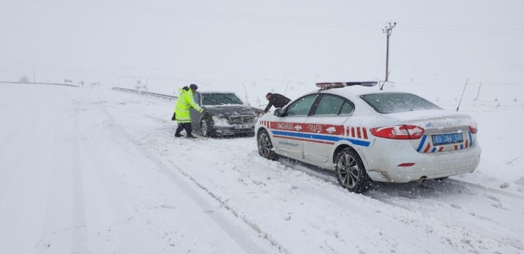 Jandarma Ekiplerinden Kardan Kapanan Yollarda Mahsur Kalan Araçlara Yardım