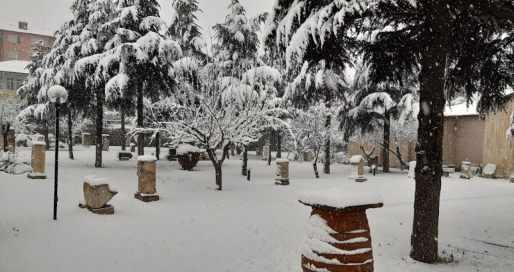 Afyonkarahisar’da Kar Kalınlığı 20 Santimetreyi Buldu