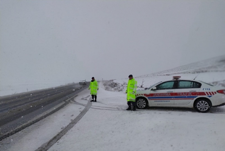 Bolvadin’de Kar Ve Tipi Nedeniyle Kapanan Köy Yolları Açıldı