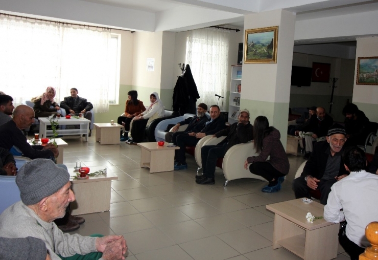 Ağrı İbrahim Çeçen Üniversitesi Öğrencilerinden Huzurevi Ziyareti