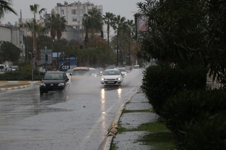 Mersin’de Sağanak Yağış Etkili Oluyor