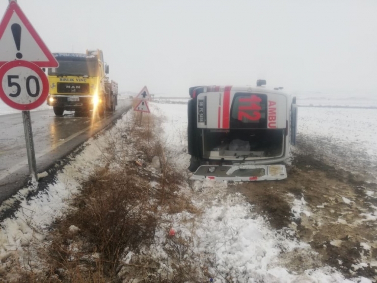 Ankara’da Hasta Taşıyan Ambulans Devrildi: 5 Yaralı