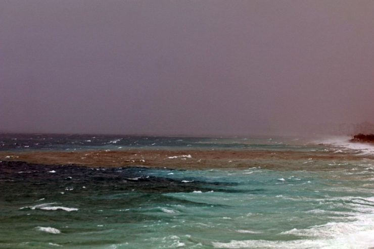 Antalya’da Dev Dalgalar Sahili Dövdü