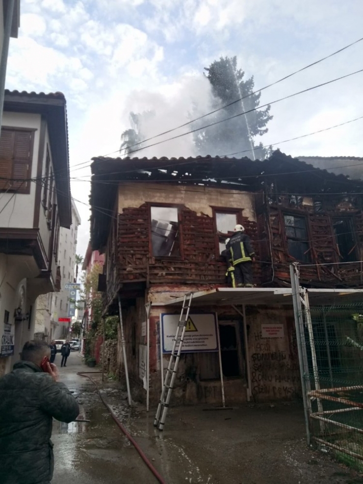 Antalya’da Tarihi Ahşap Yapıda Yangın