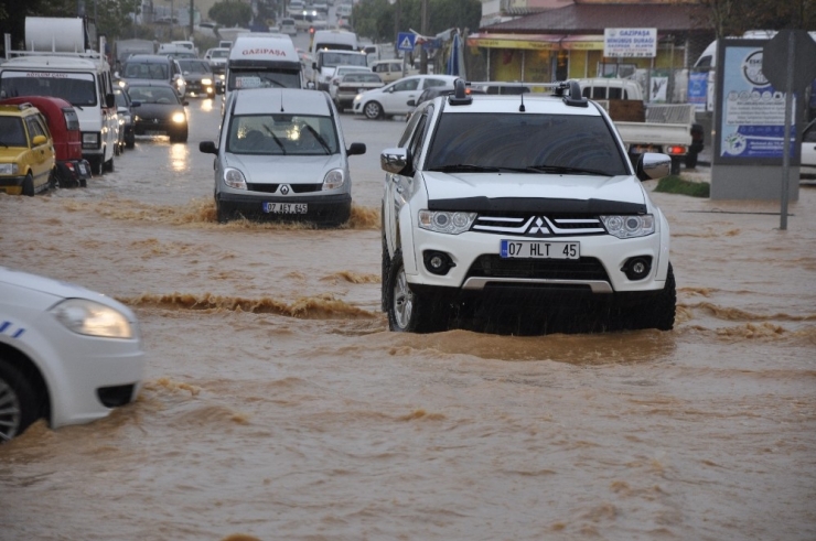Antalya’da Sağanak Su Baskınlarına Neden Oldu