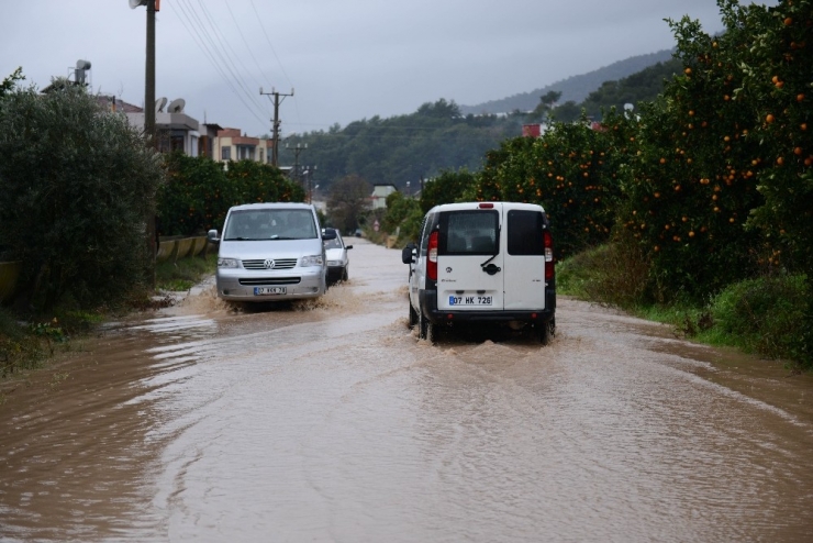 Kumluca’da Taşan Dere Su Baskınına Sebep Oldu