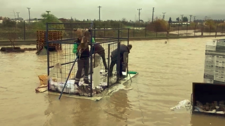 Antalya’da Sağanak Yağmurda El Yapımı Sal Çaresi