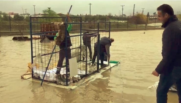 Antalya’da Sağanak Yağmurda El Yapımı Sal Çaresi
