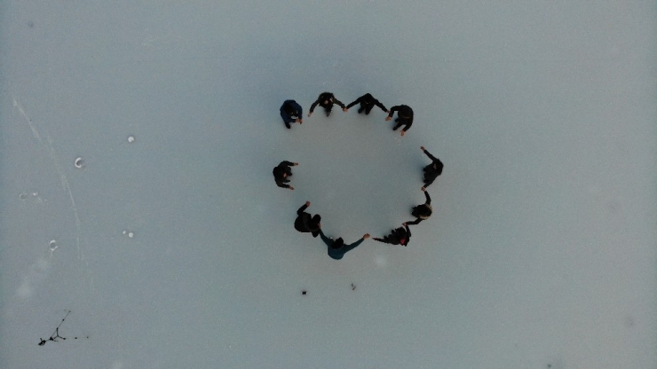 Buz Tutan Karagöl’ün Üzerinde Horon Teptiler