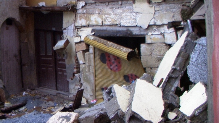 Tarsus’ta Aşırı Yağışlardan Evin Duvarı Çöktü