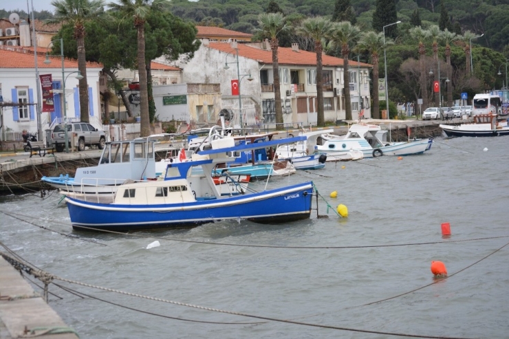 Ayvalık’ta Şiddetli Fırtına Hayatı Olumsuz Etkiliyor