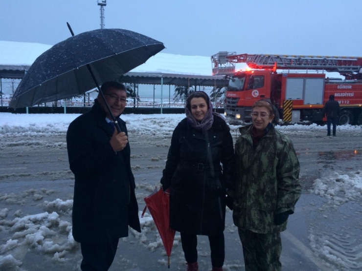 Eğirdir’de Pazar Yerinin Çatısı Kardan Çöktü