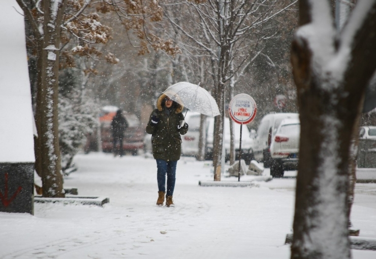 Başkent Beyaza Büründü
