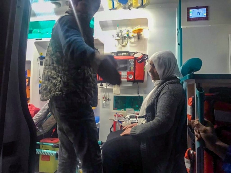 Kar Yolları Kapadı, Fenalaşan Kadına 10 Saat Sonra Ulaşıldı