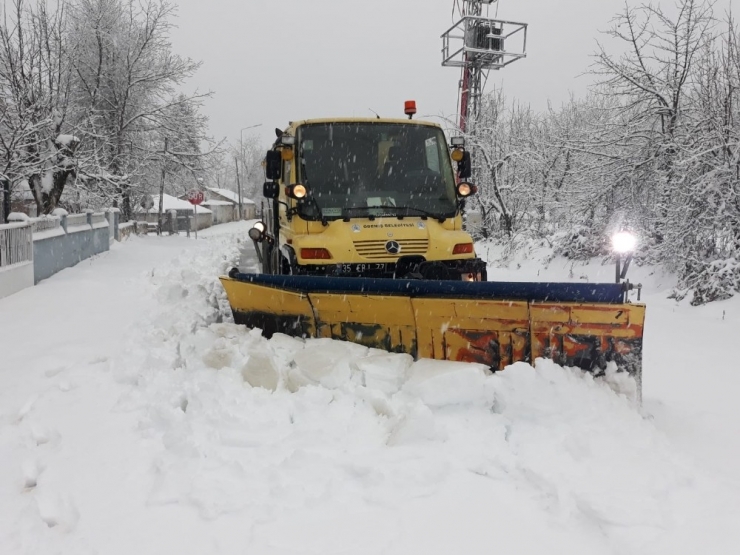 İzmir’de Kar Alarmı: Ödemiş’te Ekipler Yoğun Mücadele Veriyor
