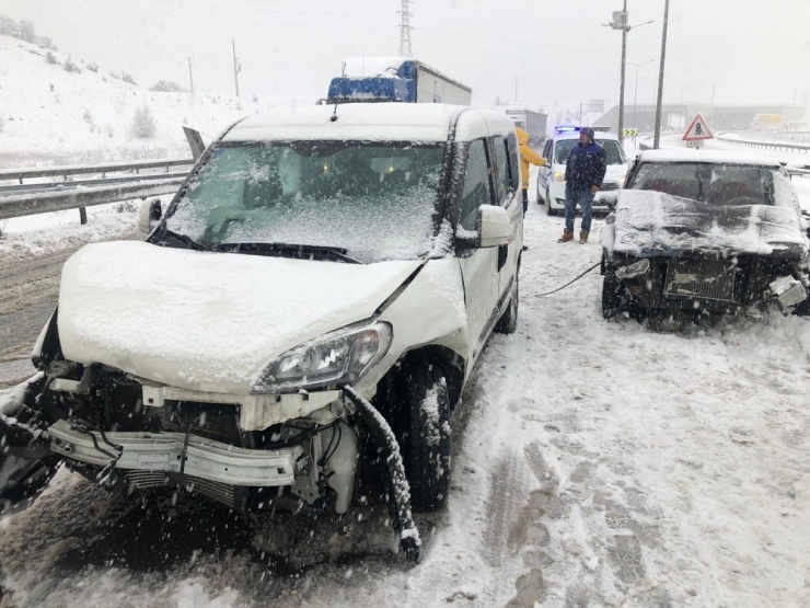 Otomobil İle Kamyonet Çarpıştı: 2 Yaralı