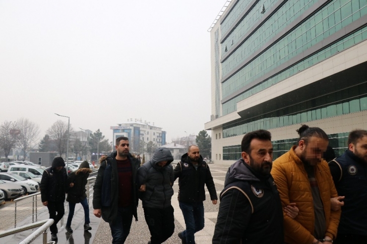 Bolu’da, Irak Uyruklu Deaş Şüphelisi 3 Kişi Adliyeye Sevk Edildi