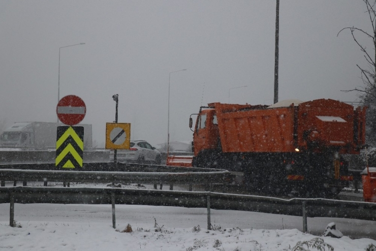 Bolu Dağı’nda Kar Yağışı Etkisini Artırarak Devam Ediyor