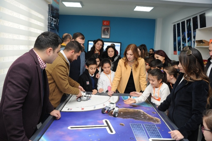 Balçova’da Geleceğin Bilgisayar Dahileri Yetişiyor