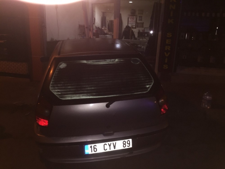 Arkasında Seyreden Otomobil Çarptı, Dükkana Girdi