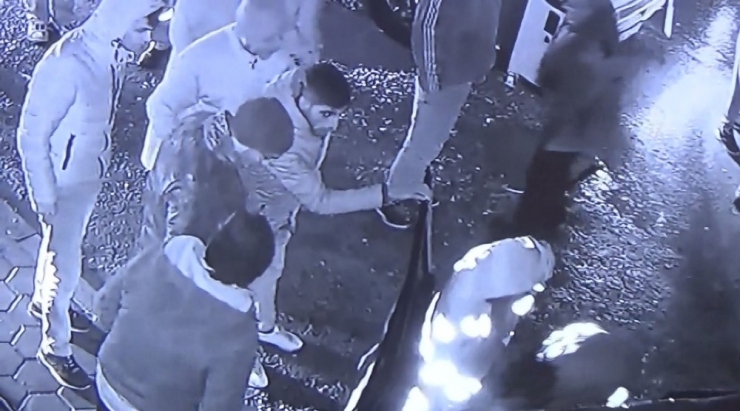 Otomobil İle Servis Aracı Böyle Çarpıştı, Kaldırımda Bekleyen Kadınlar Da Ölümden Döndü