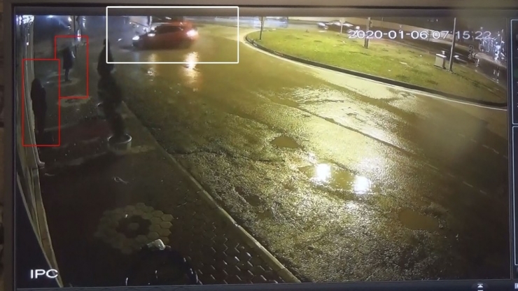 Otomobil İle Servis Aracı Böyle Çarpıştı, Kaldırımda Bekleyen Kadınlar Da Ölümden Döndü