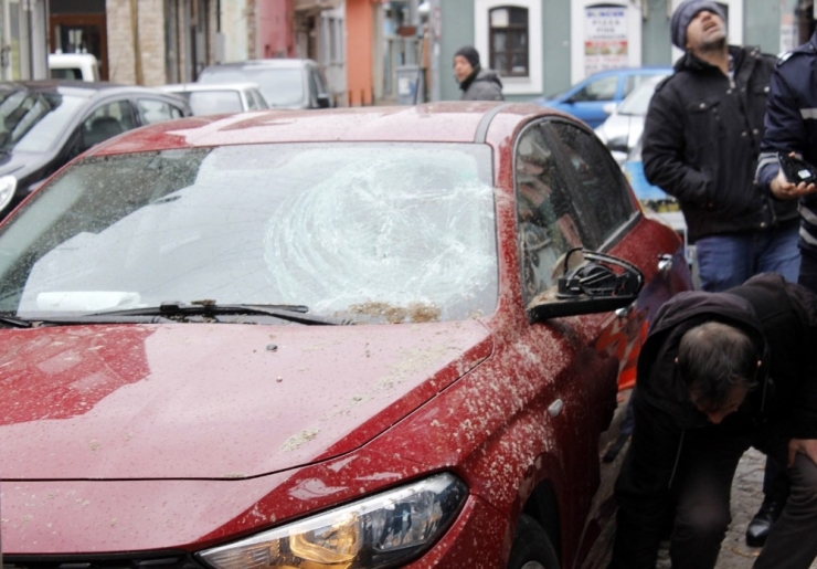 Şiddetli Fırtına Sebebiyle Duvar Otomobilin Üstüne Devrildi