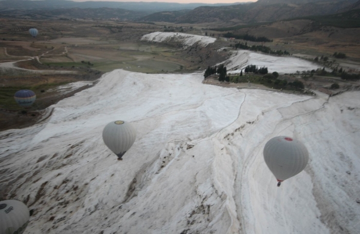 2019’da Pamukkale’nin Üstünde Yarım Milyonun Üzerinde Kişi Uçtu