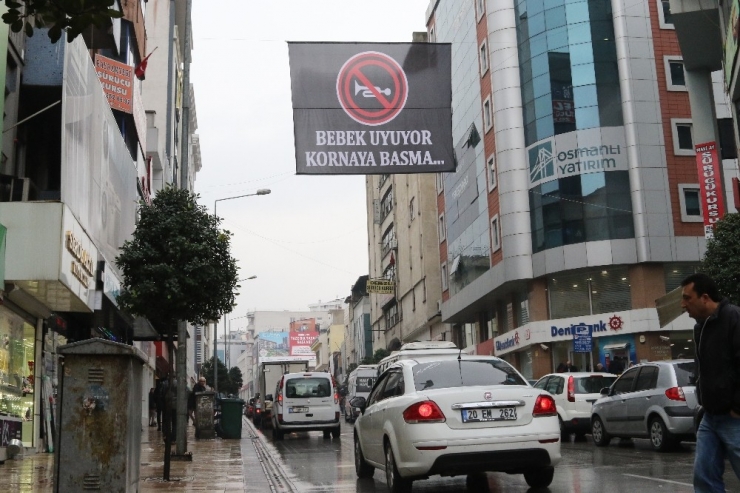 ‘Bebek Uyuyor Kornaya Basma’ Afişi İle Korna Sesine Dur Dedi