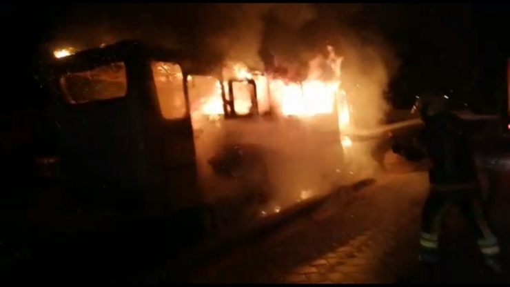 Park Halindeki Midibüs Kundaklandı