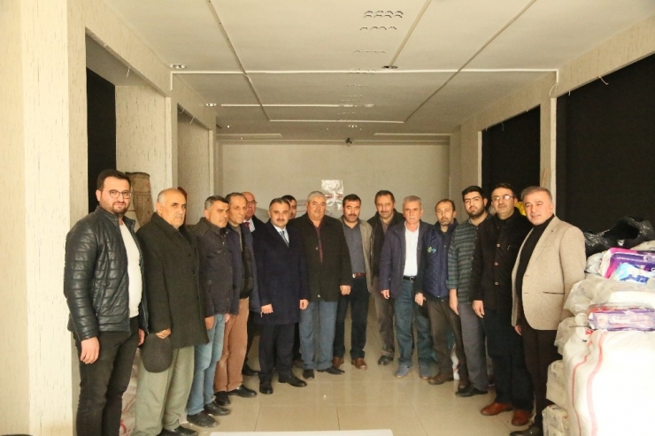 Başkan Cabbar Ve Meclis Üyelerinden Yardım Toplama Noktasına Ziyaret