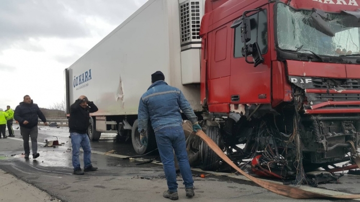 İki Tır Çarpıştı, Kapıkule-istanbul Yolu 3 Saat Trafiğe Kapandı