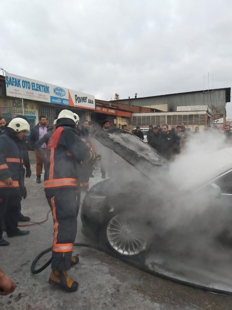 Elazığ’da Park Halindeki Otomobil Yandı