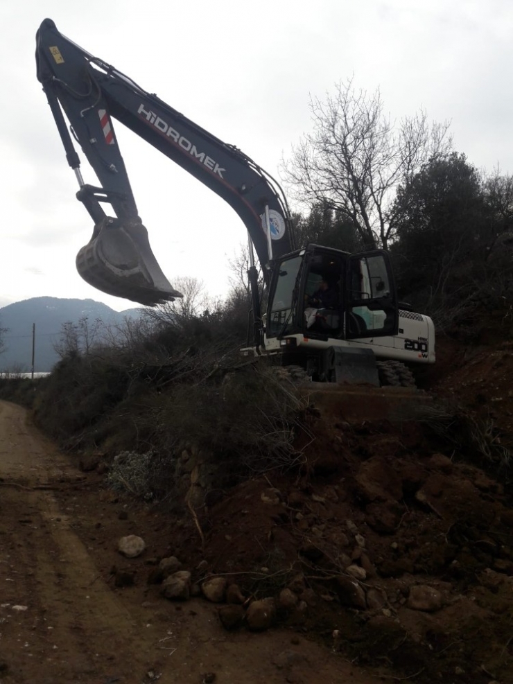 Mihalgazi’de Tarla Yolları Genişletildi