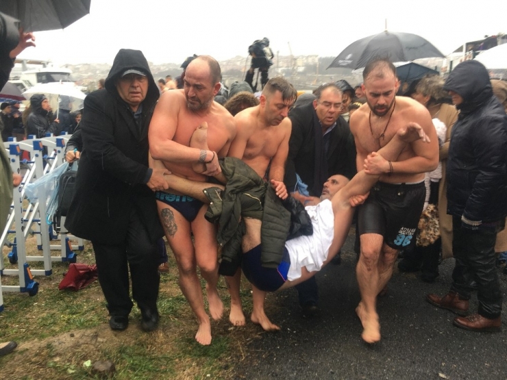 Haç Çıkarma Töreni Sırasında Fenalaşan Yunanistan Vatandaşı Hastaneye Kaldırıldı