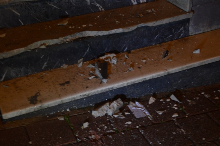 Yüzü Kar Maskeli 3 Hırsız Muhasebeci Dükkânındaki Kasayı 3 Dakikada Çalarak Kayıplara Karıştı