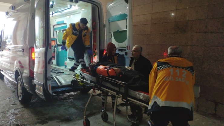 Yoldan Çıkan Araç Su Kanalına Uçtu: 3 Yaralı