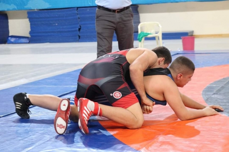 Pehlivanlar Okullar Arası Müsabakalarda Mindere Çıktı