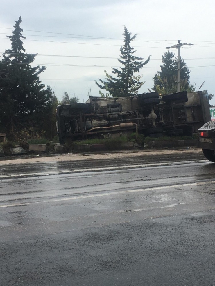 Kamyonet Kaygan Yolda Devrildi