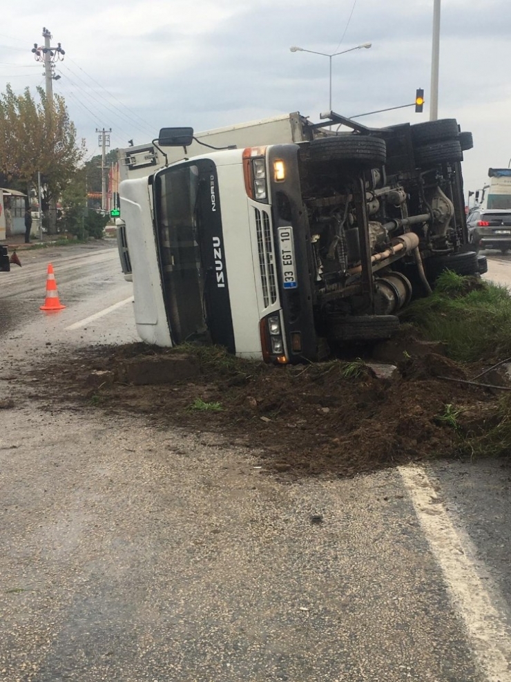 Kamyonet Kaygan Yolda Devrildi