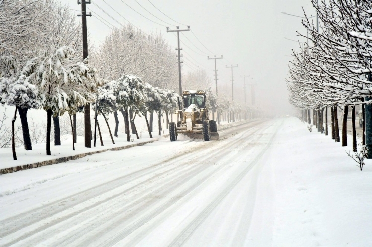 Isparta Karla Mücadele Ediyor